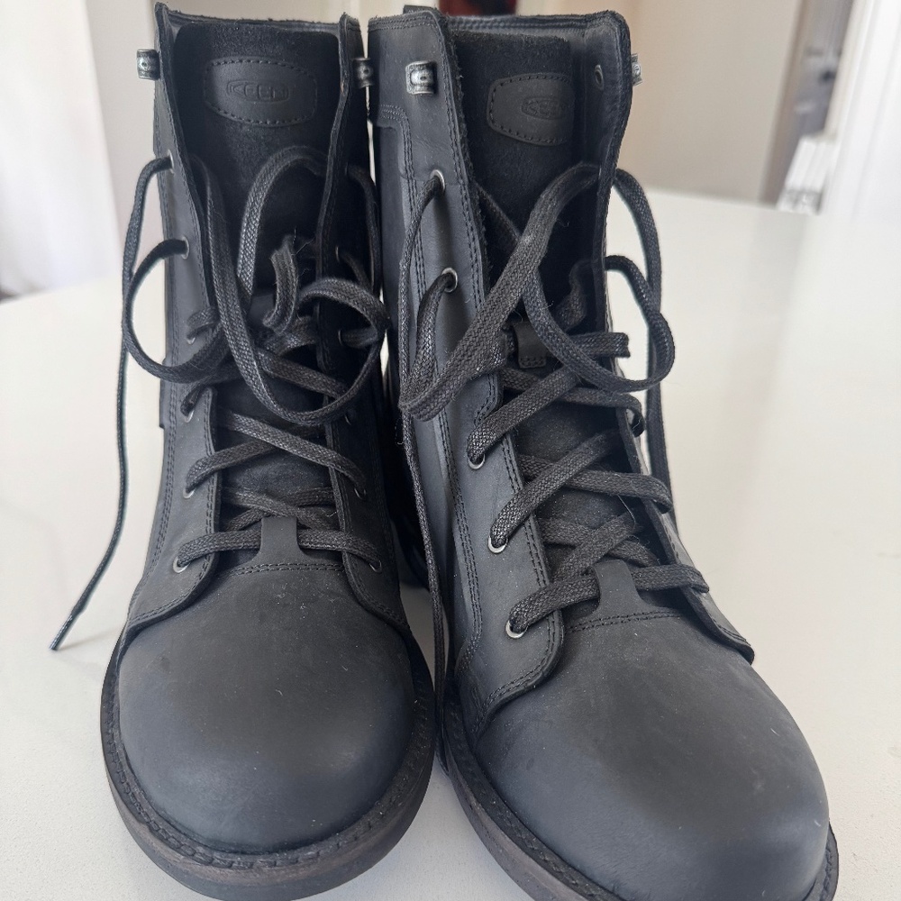 F REE SHIPPING!!!Keen Lace Up Boots